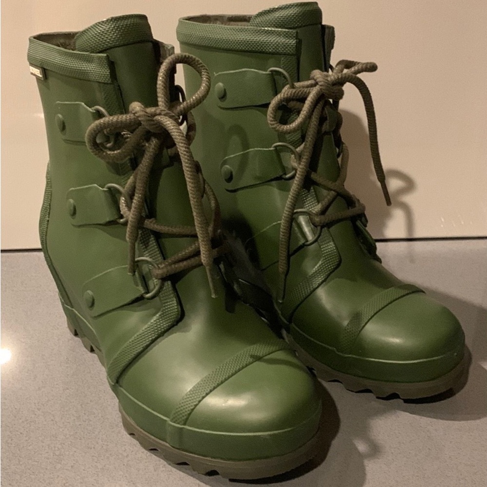 Sorel Joan of Arctic Rain Wedge Rain Boots Waterproof Green Peatmoss Rubber 8